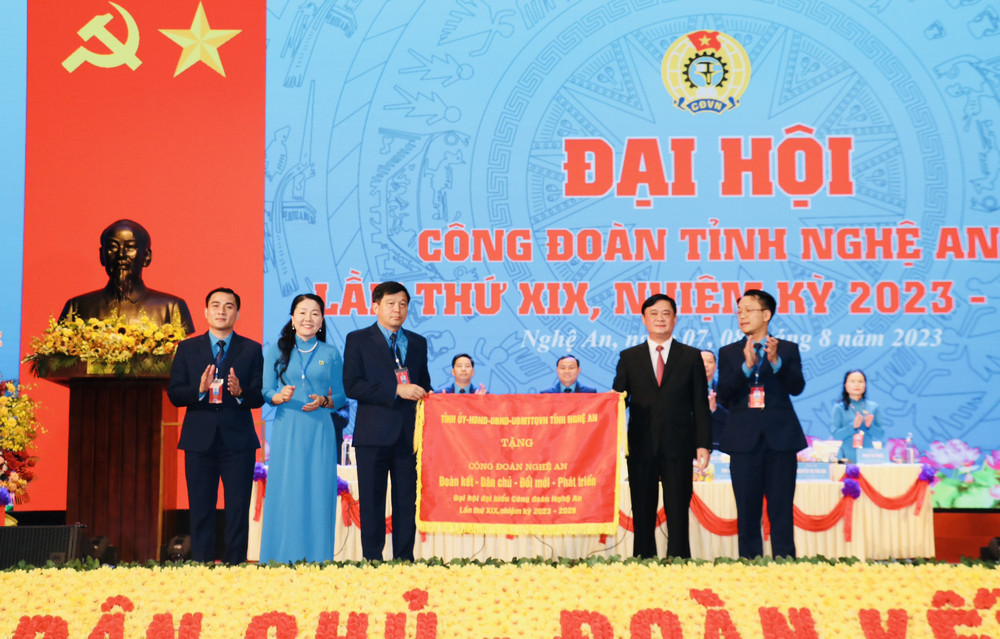 Nghệ An Tôn Vinh Cán Bộ Công Đoàn và Thành Lập 23 Công Đoàn Xã, Phường