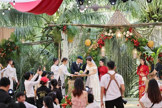 Suất Cơm 135.000 Đồng Gây Xôn Xao Trong Cán Bộ Điện Lực Nghệ An Sau Bão