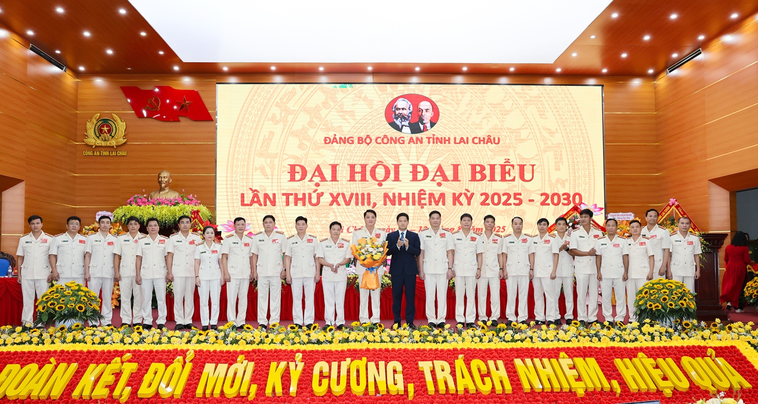 Đoàn Công Tác Tỉnh Nghệ An Chúc Mừng Các Ban Đảng Nhân Ngày Truyền Thống