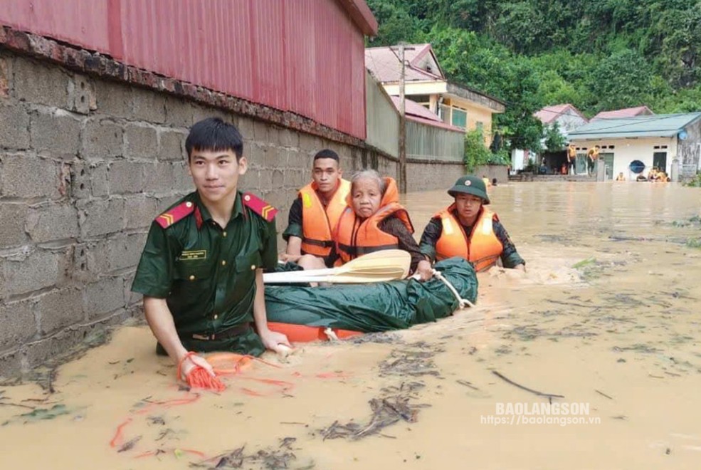 Nhóm Thiện Nguyện Từ Đắk Lắk Gửi Bánh Chưng Đến Người Dân Vùng Lũ Nghệ An