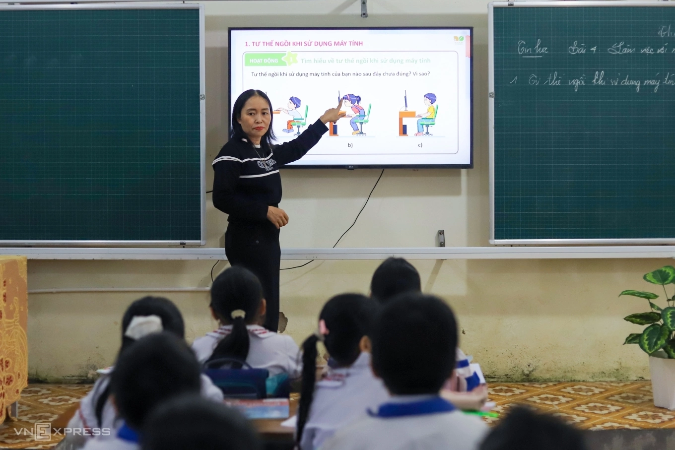 Bệnh viện Mắt Nghệ An Tổ Chức Lễ Kỷ Niệm Ngày Nhà Giáo Việt Nam và Vinh Danh Tân Phó Giáo Sư Trần Tất Thắng