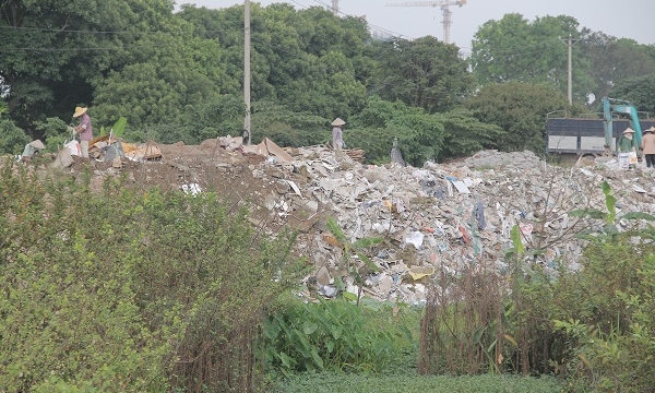 Quá tải rác thải sau bão ở Nghệ An: Nguy cơ ô nhiễm môi trường gia tăng