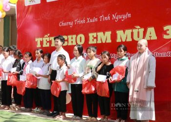 Nghệ An: Đoàn viên thanh niên cắt tóc miễn phí cho trẻ em trước Tết Nguyên Đán