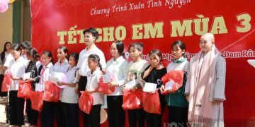 Nghệ An: Đoàn viên thanh niên cắt tóc miễn phí cho trẻ em trước Tết Nguyên Đán