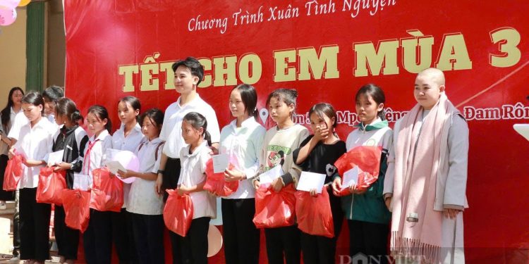 Nghệ An: Đoàn viên thanh niên cắt tóc miễn phí cho trẻ em trước Tết Nguyên Đán